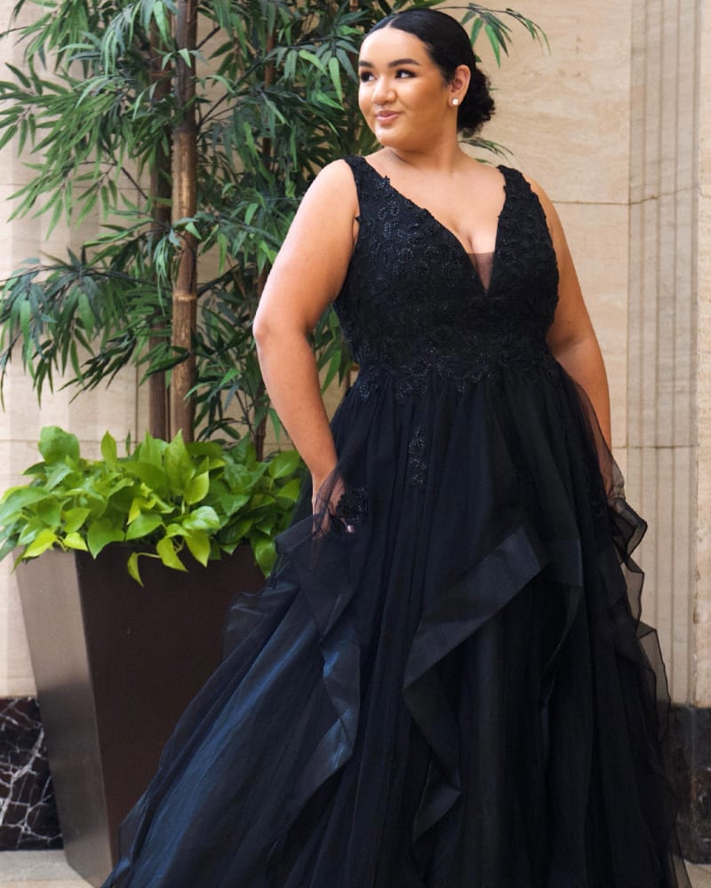 Front of a model wearing a size 30 Genevieve Wedding Dress in Black by Sydney's Closet. | dia_product_style_image_id:285936